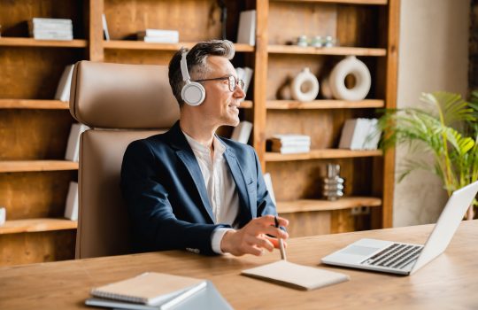 employee-relaxing-while-listening-to-music-radio-p-2022-04-13-17-04-22-utc